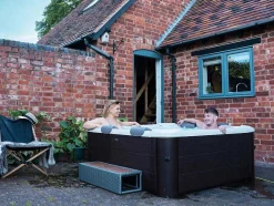 Bruine Halfharde Spa Met 6 Plaatsen Met Accessoires - 120 Stralen - L160 X B160 X H65 Cm - Makemo Van Mspa