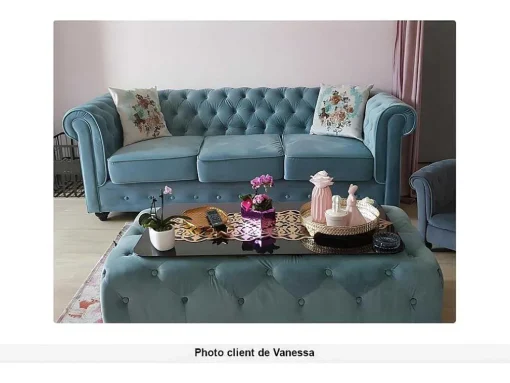 Drie- En Tweezitsbank Van Pastelblauw Velours Chesterfield