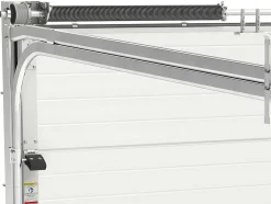 Sectionale Garagedeur Met Gegroefd Effect En Centrale Grijze Loopdeur Met Motor - Noria