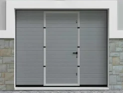 Sectionale Garagedeur Met Gegroefd Effect En Centrale Grijze Loopdeur Met Motor - Noria