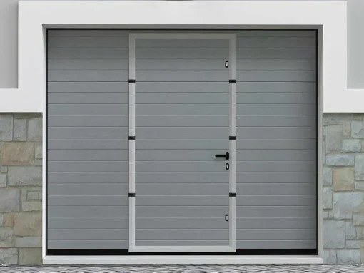Sectionale Garagedeur Met Gegroefd Effect En Centrale Grijze Loopdeur Met Motor - Noria