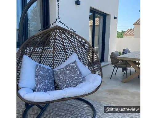 Tweezits Hangstoel Van Beige Gevlochten Hars Met Wit Kussen - Vahina